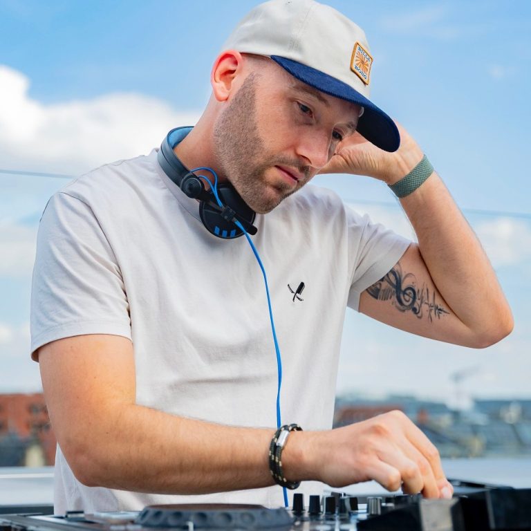 DJ FX / Chemnitz
Deep House / Afro House / Melodic House
Resident DJ vom Rooftop der Bar Cabana in Leipzig sowie dem Loop Rooftop